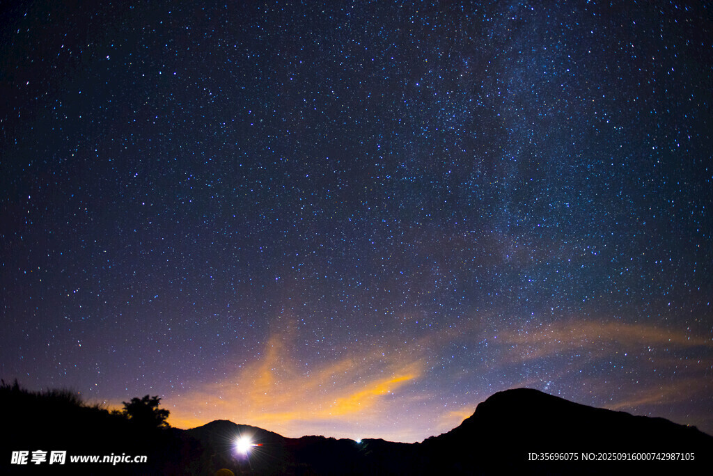 山間月夜星空美景