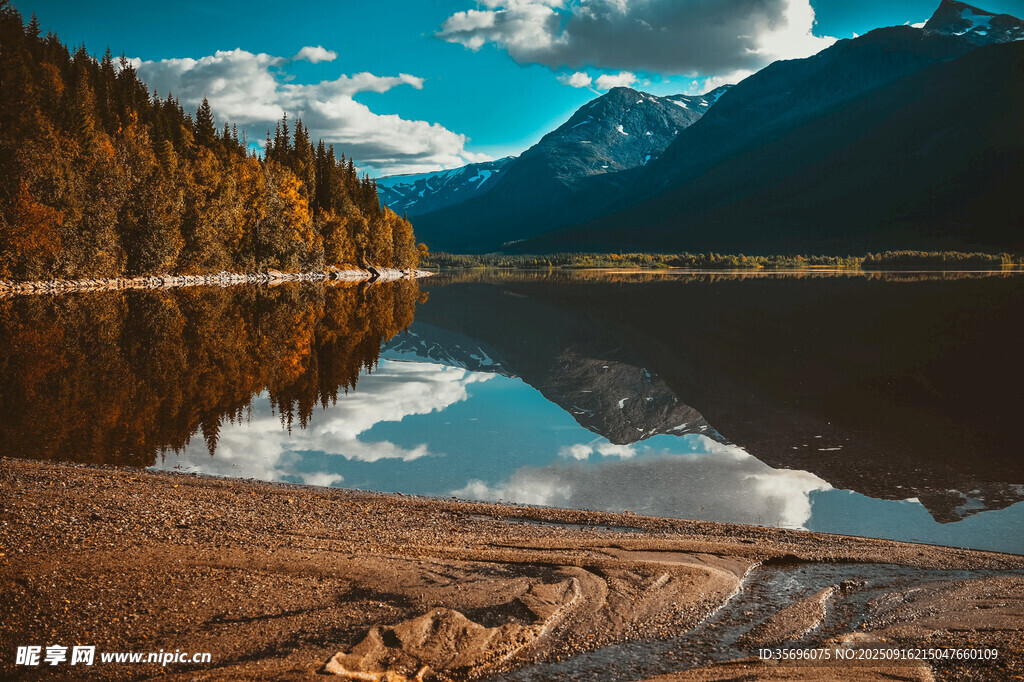 寧靜湖畔山林美景