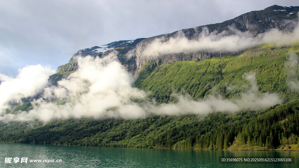 云霧繚繞的山水美景