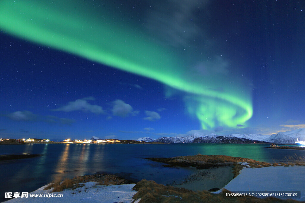 夜空中絢爛的北極光美景