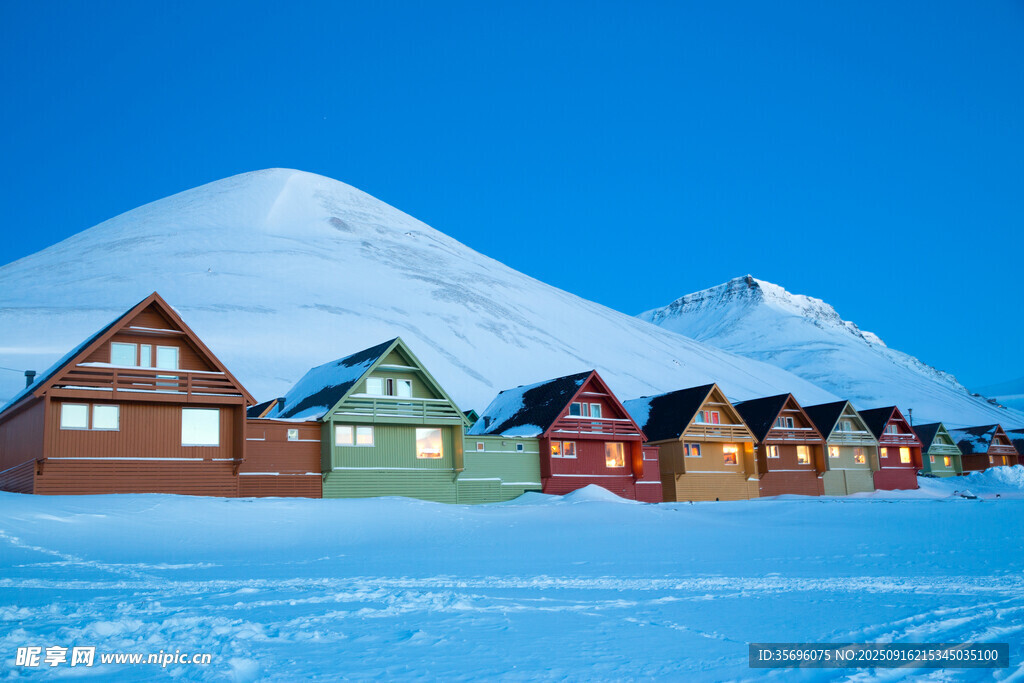 雪地上色彩繽紛的小屋