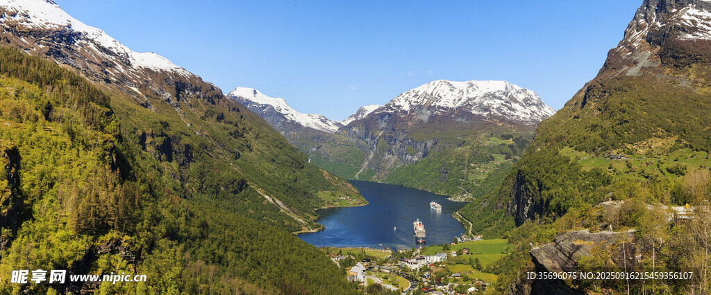 山間藍(lán)湖美景