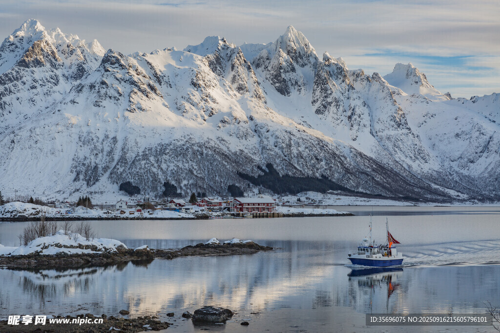 雪山下寧靜的湖畔小船景