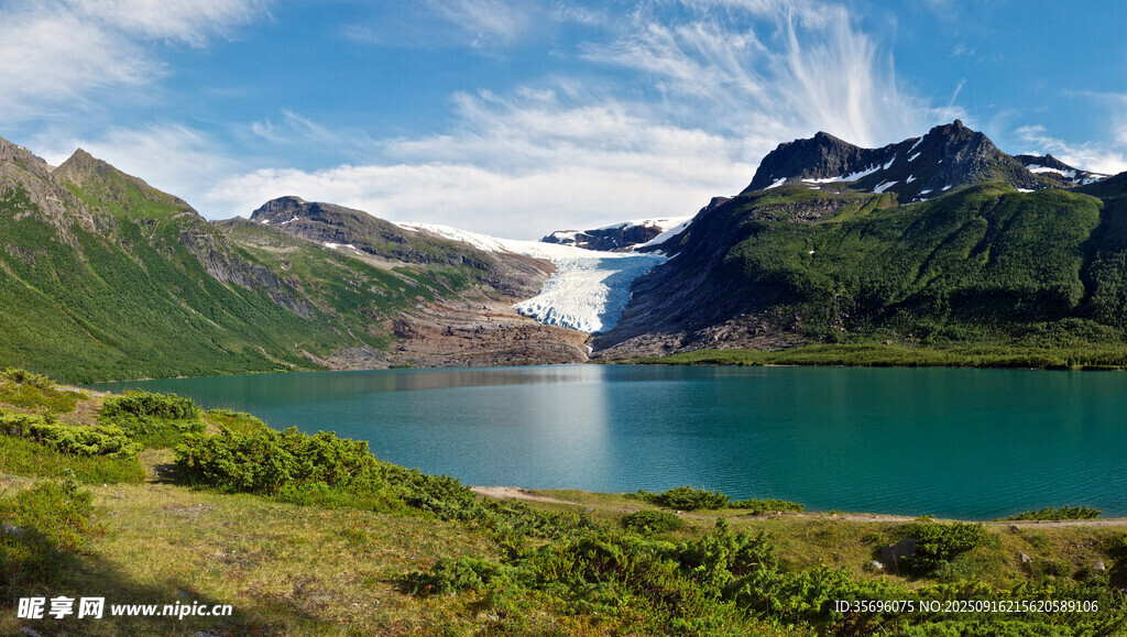 壯麗山間湖泊美景
