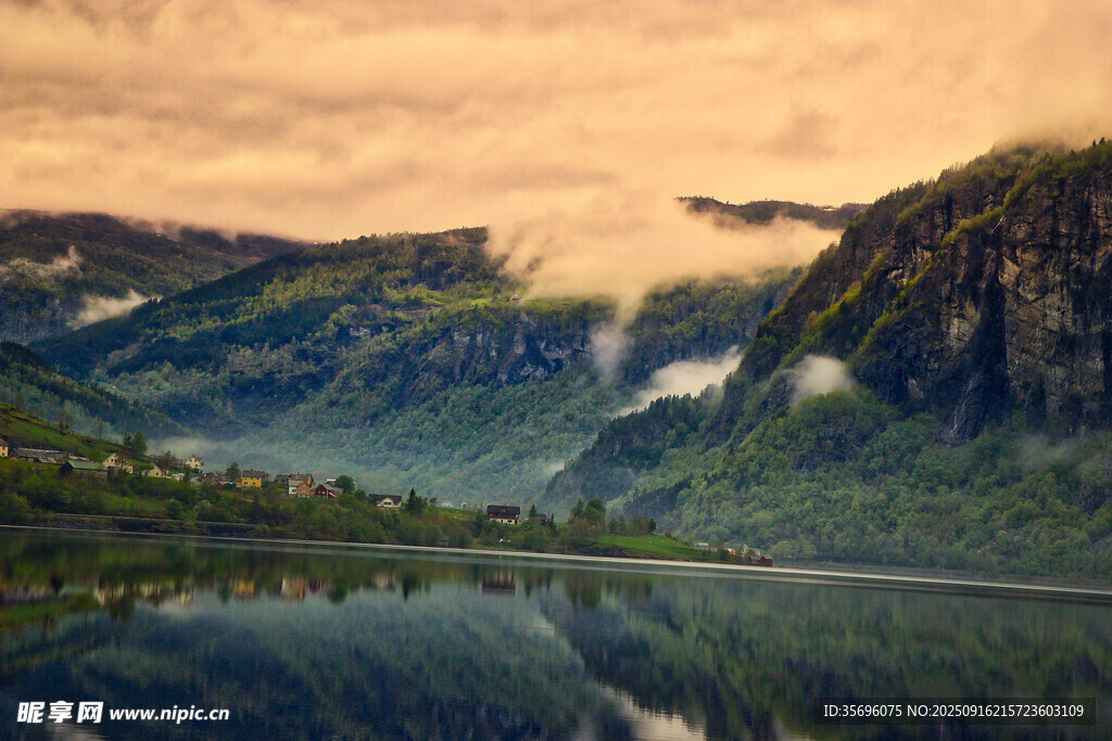 山間湖畔的夢(mèng)幻自然美景