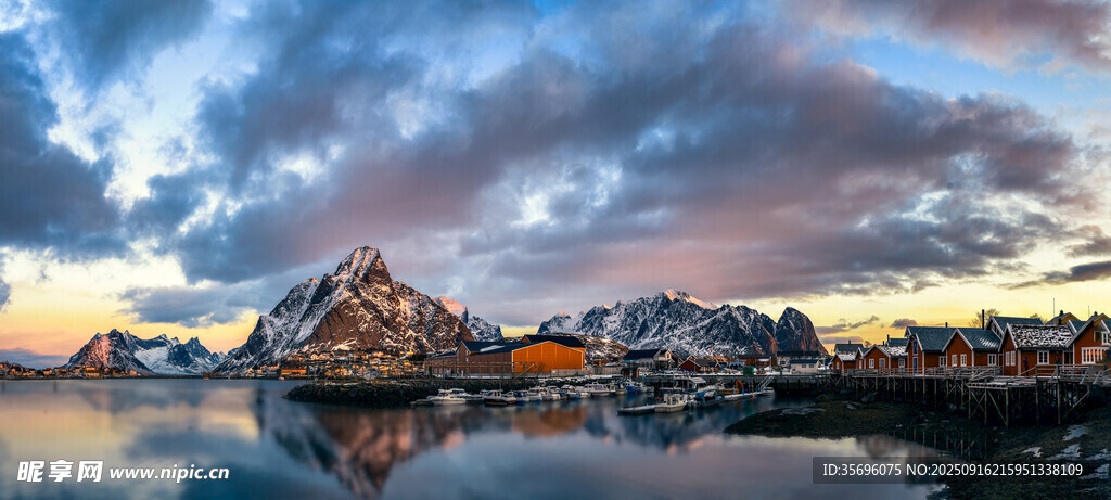 湖畔山巒晚霞壯麗美景