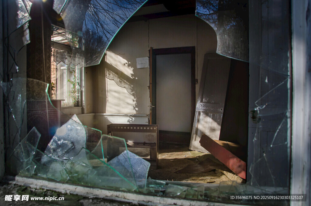 破舊房屋內(nèi)景