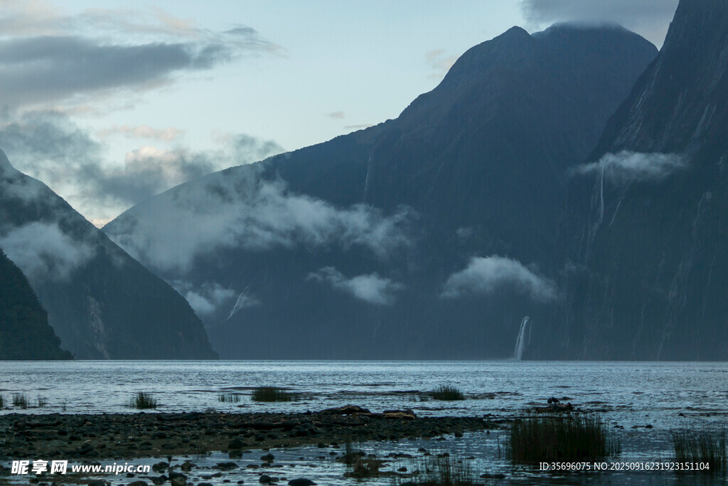 壯麗山水間的靜謐景致