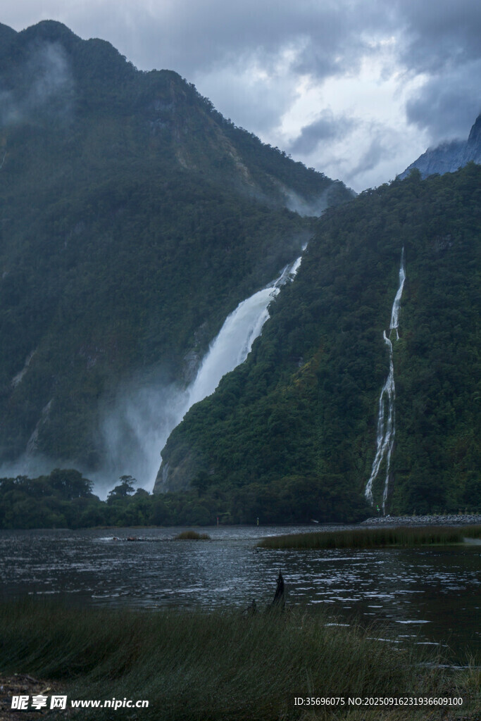 壯麗山水間的孤獨身影