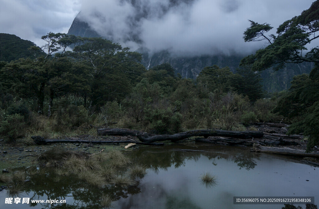 云霧繚繞的山林湖泊美景