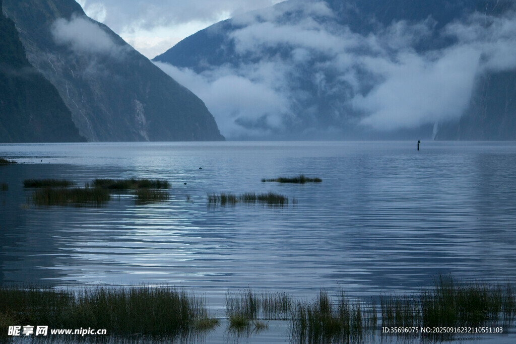 寧靜山水間的湖景風(fēng)光