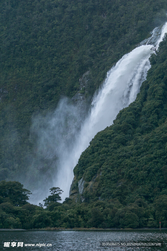 壯觀瀑布下的山水景致
