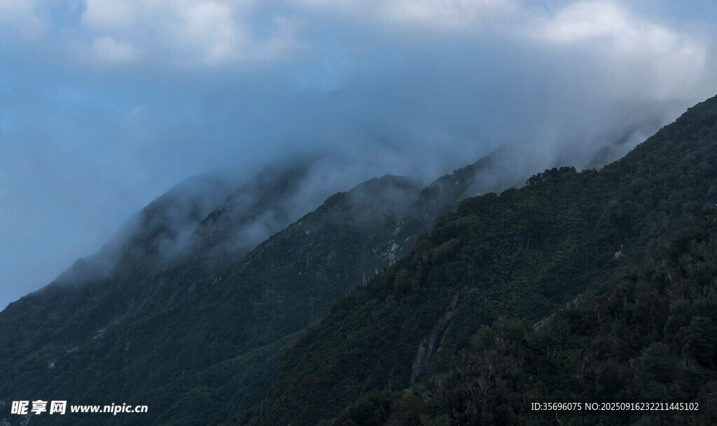 云霧繚繞的青山美景
