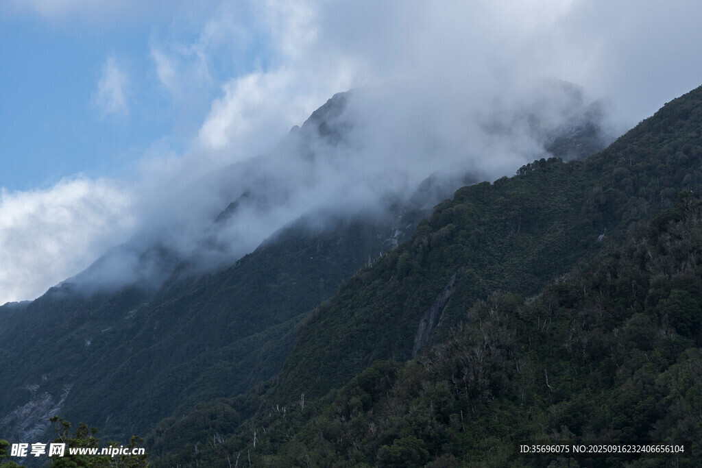 云霧繚繞的青山美景