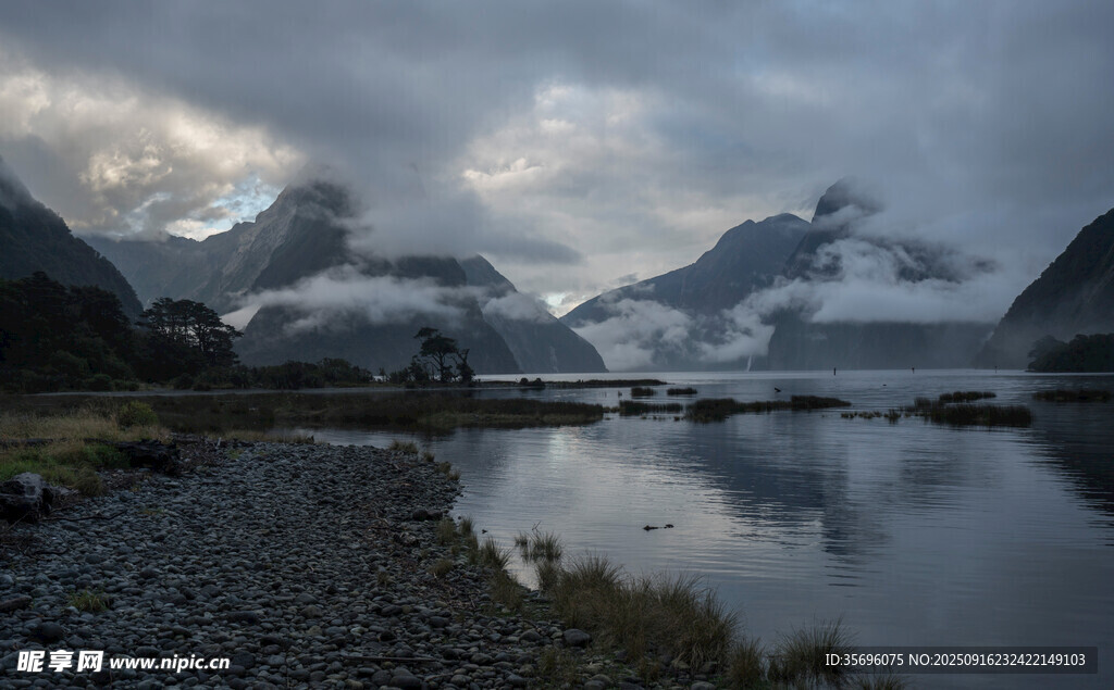 湖畔山巒云霧繚繞美景