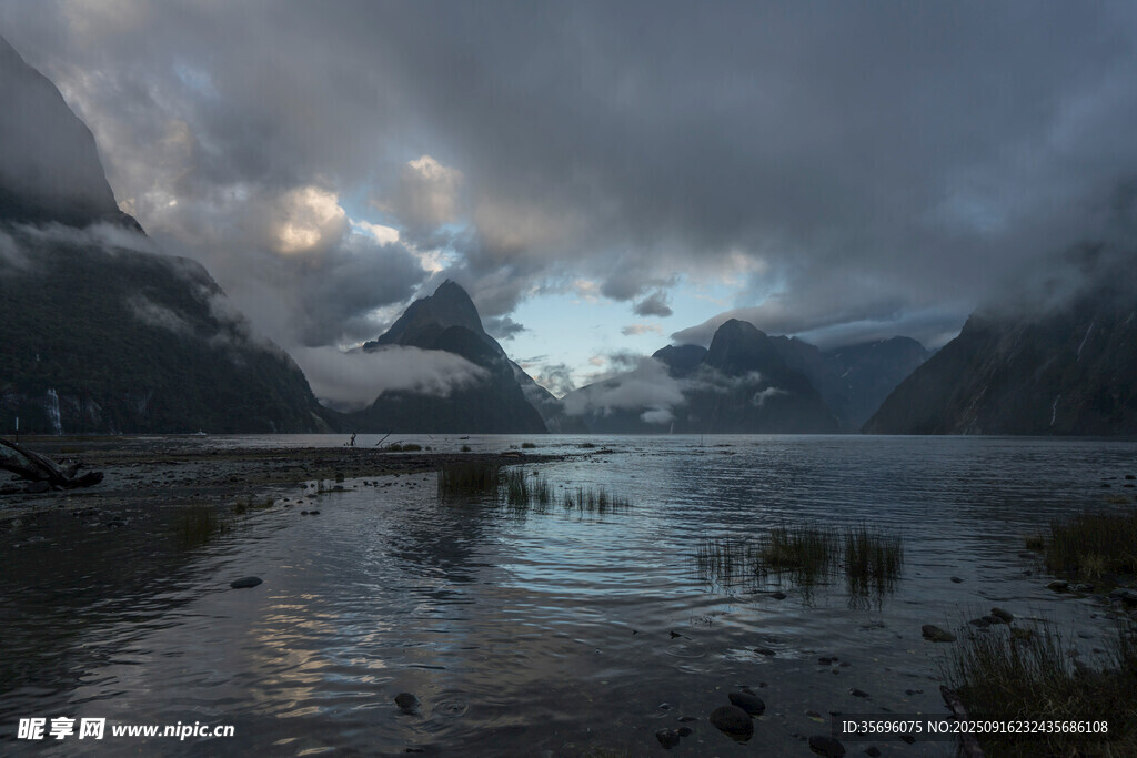 湖畔山巒間的云霧美景