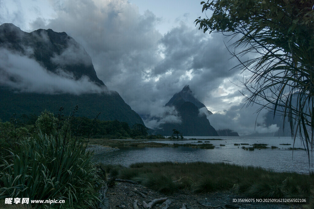云霧繚繞的山水美景