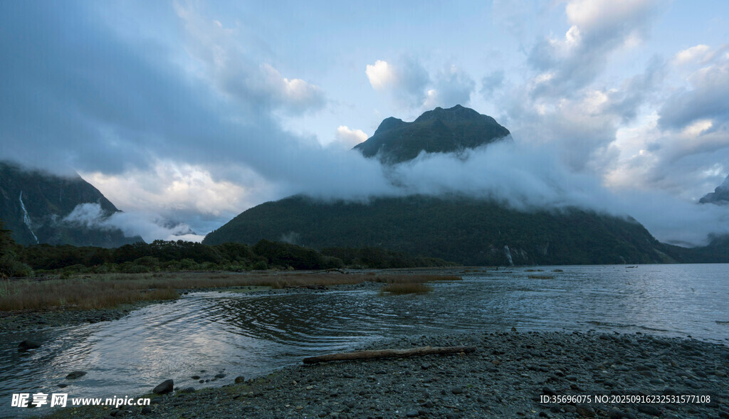 云霧繚繞的山水美景