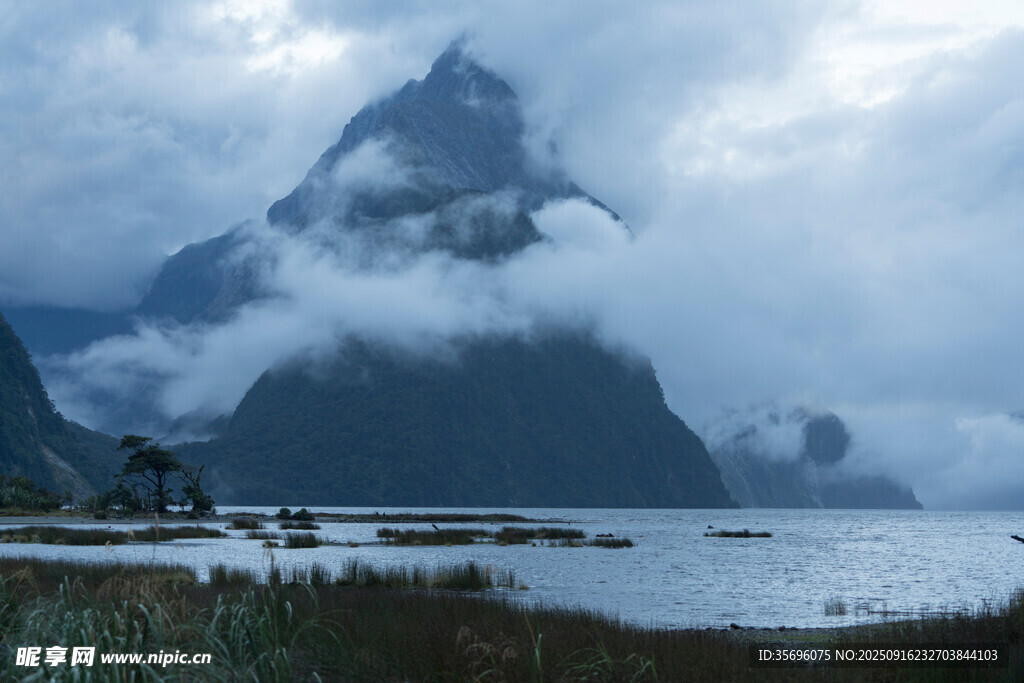 云霧繚繞的巍峨山峰景觀
