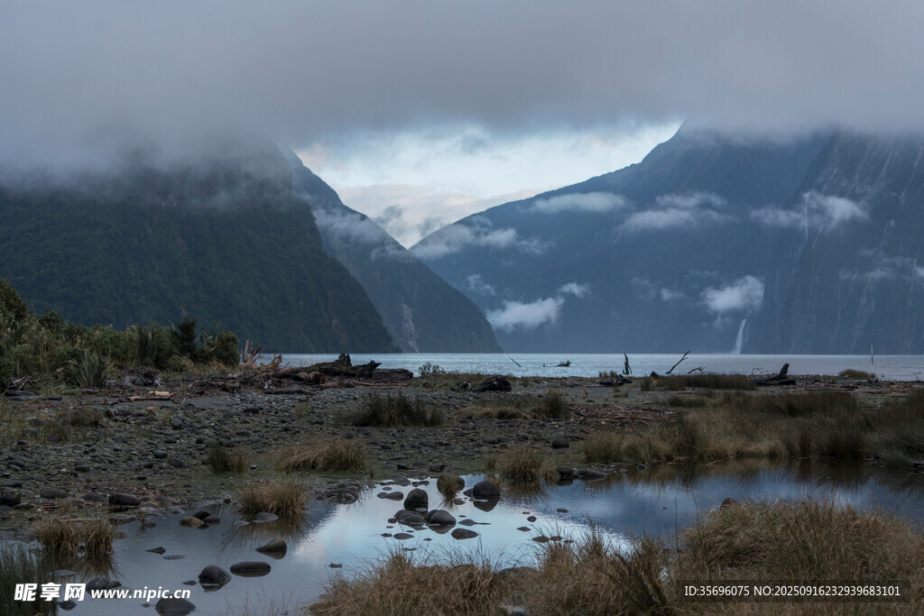 山間湖畔云霧繚繞美景