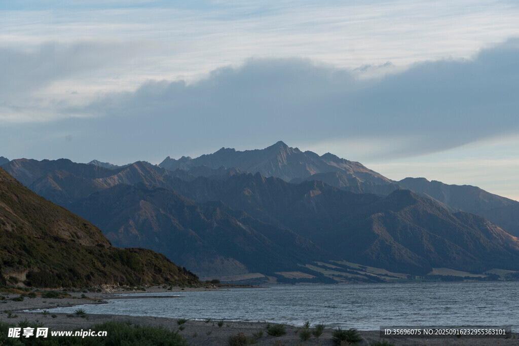 湖畔山巒美景