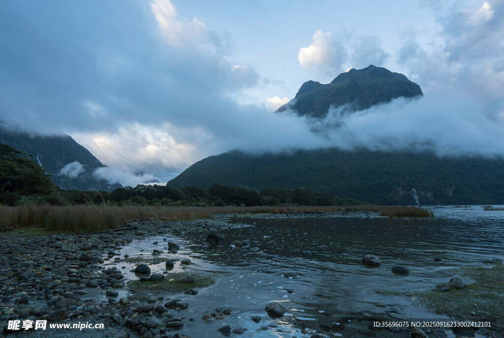 山間湖畔的云霧繚繞美景