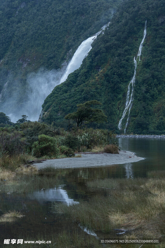 壯觀瀑布下的山水景致