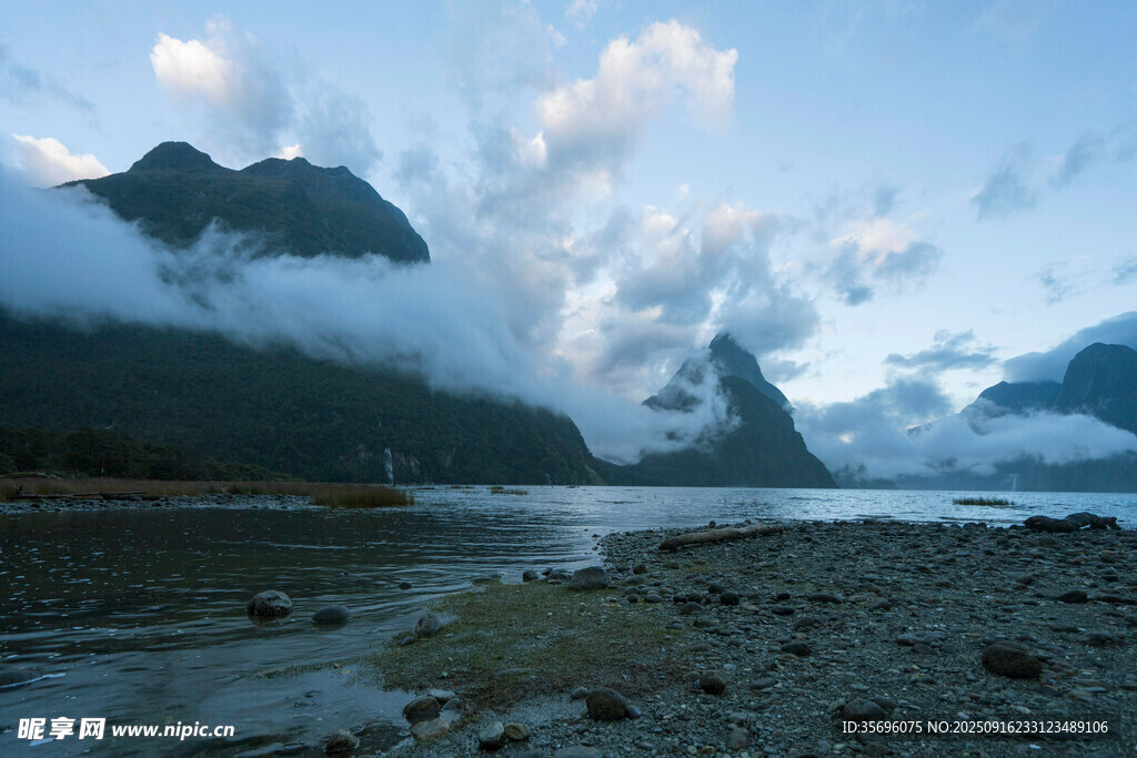 山間湖畔晨景