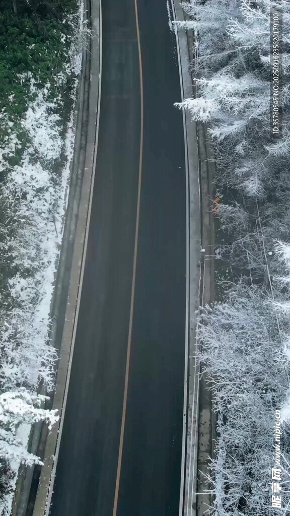 冬日雪覆公路俯瞰美景