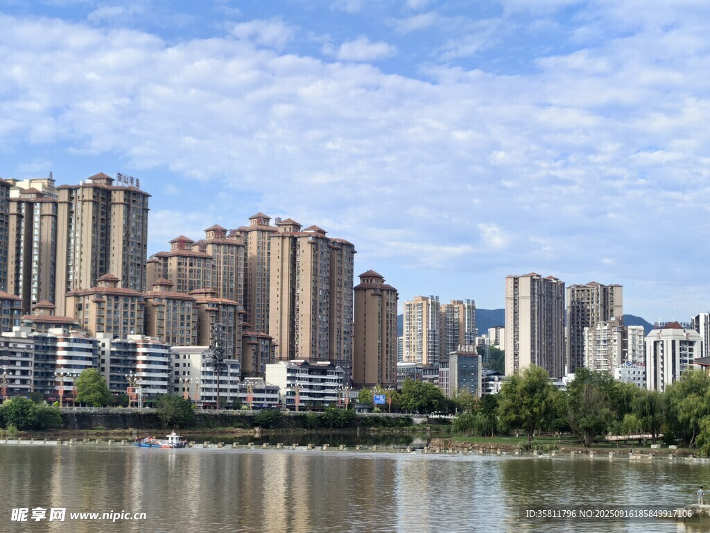 湖畔高樓林立的城市景觀
