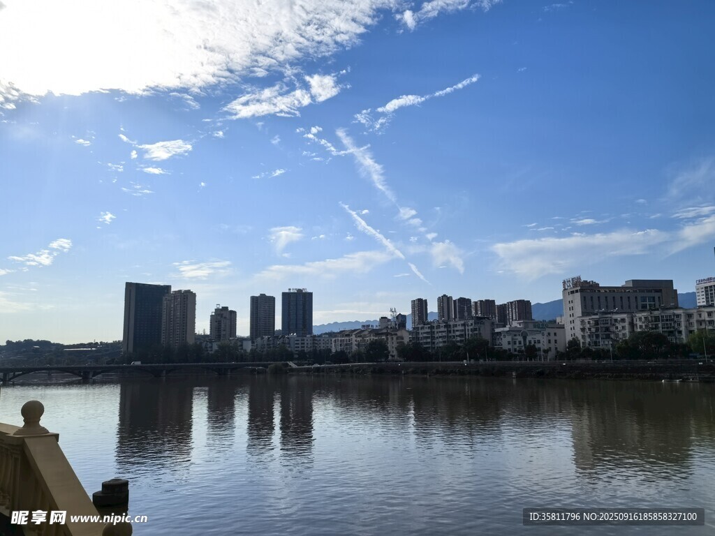 河畔城市風(fēng)光美景