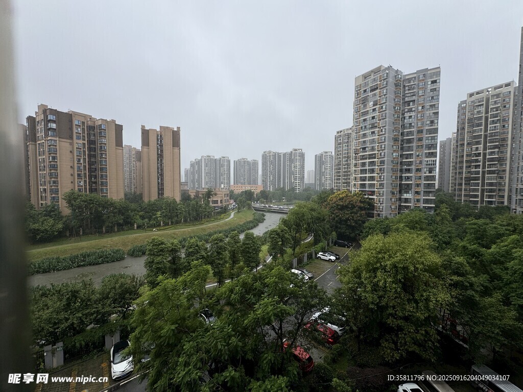 城市河畔林立的高樓景觀