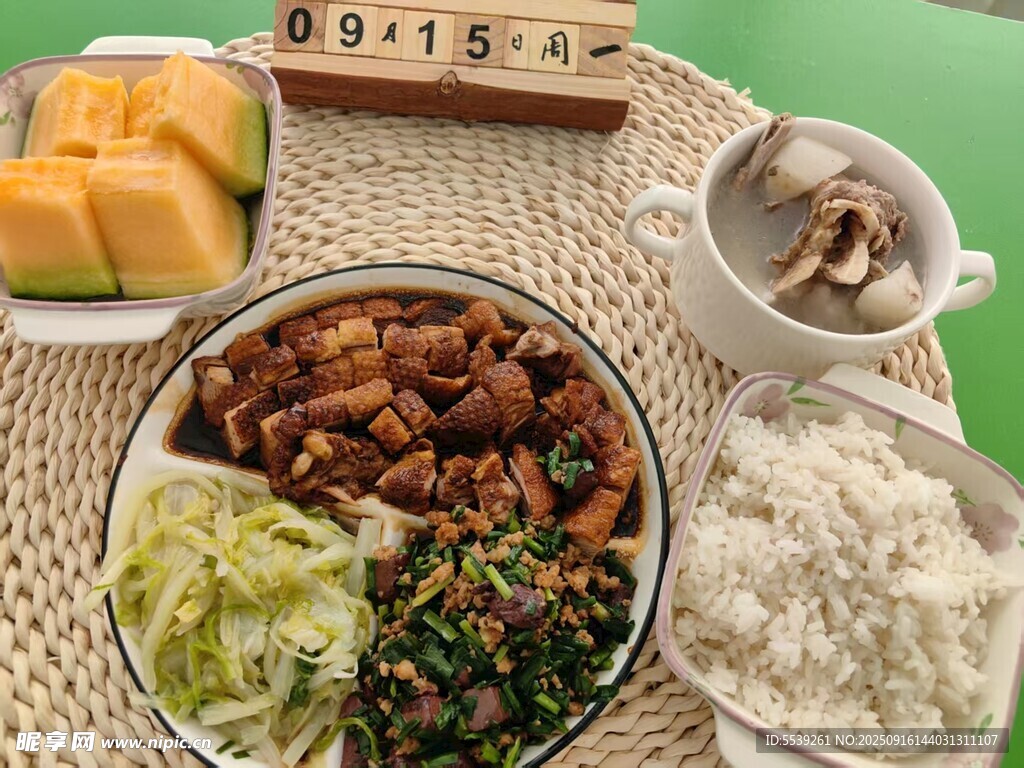 豐盛美味的戶(hù)外餐食