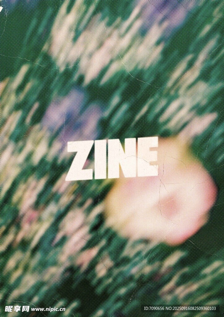 模糊背景中的ZINE字樣