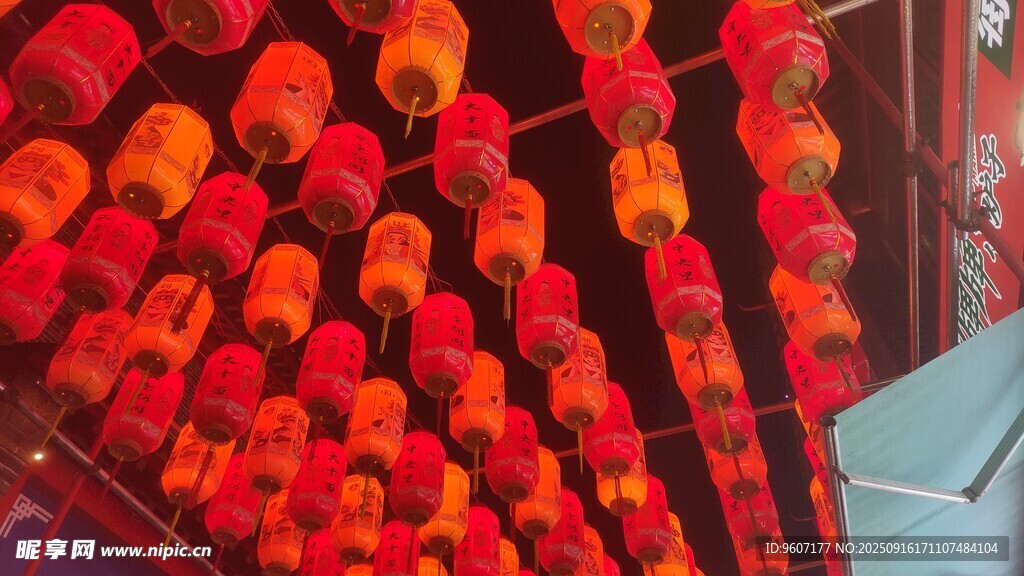 晚間大紅燈籠商業(yè)街