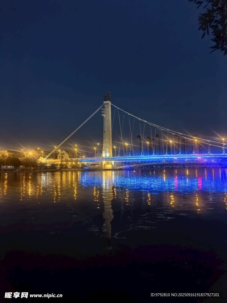 夜晚橋梁夜景絢麗倒影