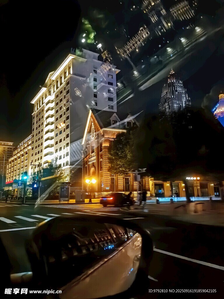 城市夜景中的璀璨建筑