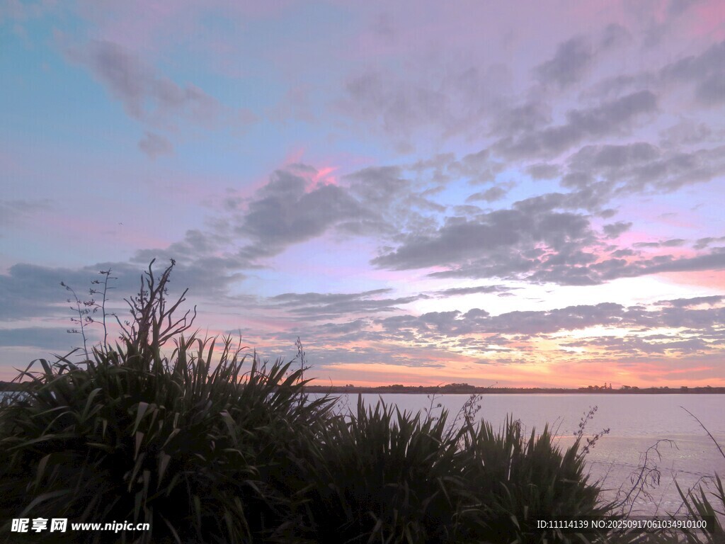 海邊日落時(shí)分的美麗景致