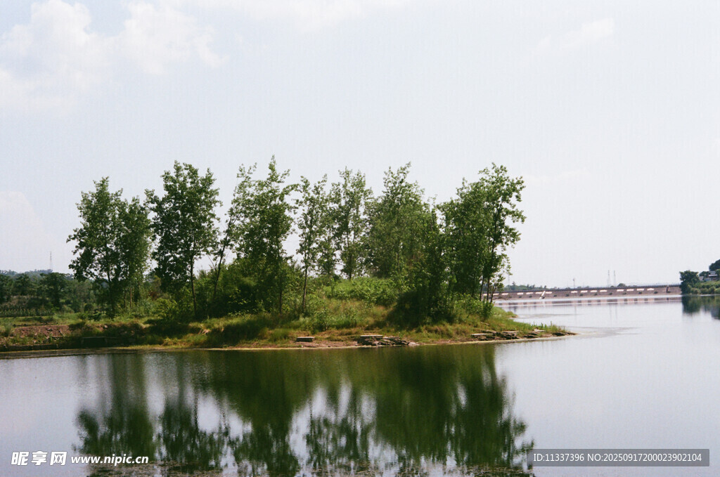 湖畔綠樹倒影寧?kù)o美景