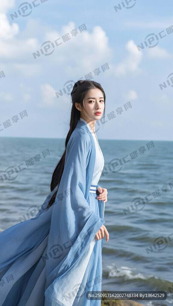 大海邊穿著藍(lán)色漢服的美女