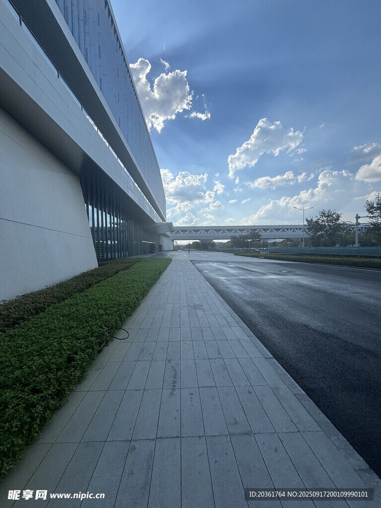 城市道路旁的現(xiàn)代建筑景觀