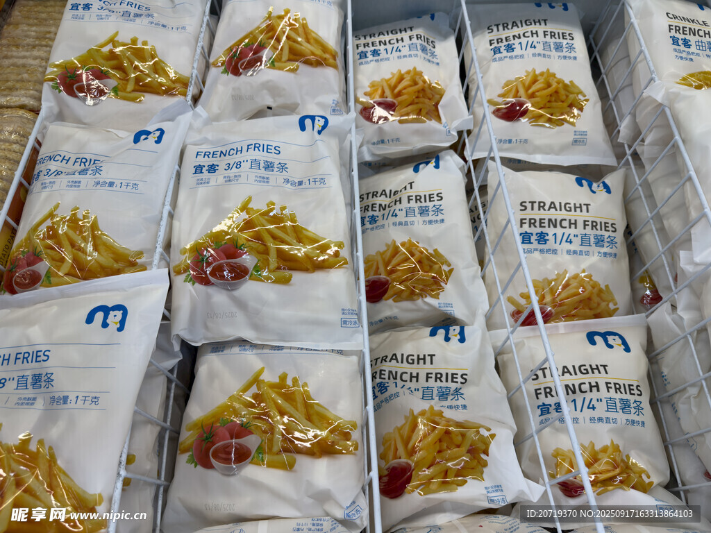 大量袋裝薯條整齊堆放