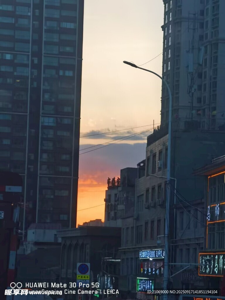 城市中漏著微點(diǎn)的夕陽