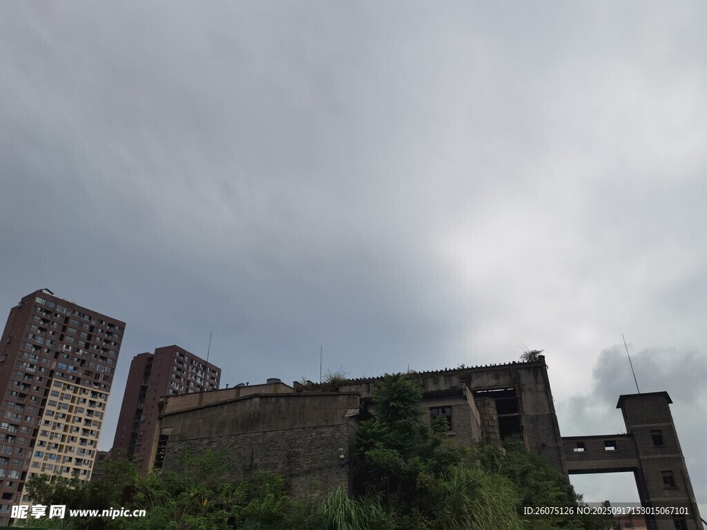 廢棄建筑與現(xiàn)代高樓的對(duì)比