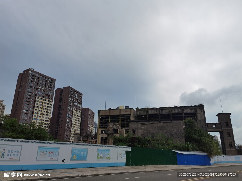 城市舊建筑與新樓對比景觀