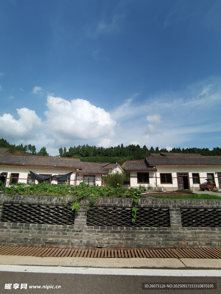 鄉(xiāng)村公路旁的寧?kù)o民居