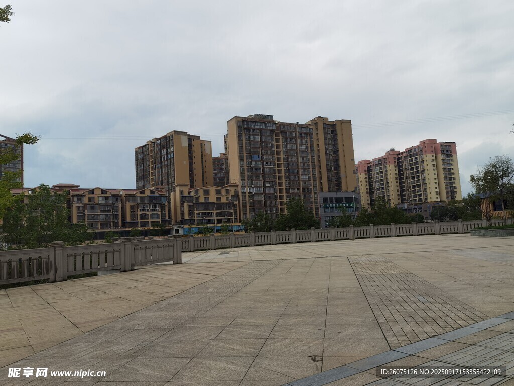 城市廣場(chǎng)旁的高層住宅區(qū)