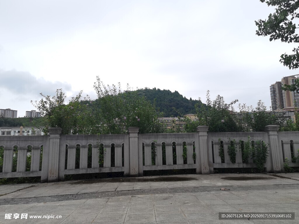戶外綠植與石墻景觀