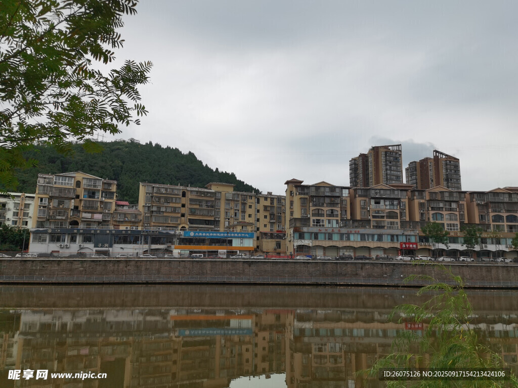 江邊城市景觀建筑與山水