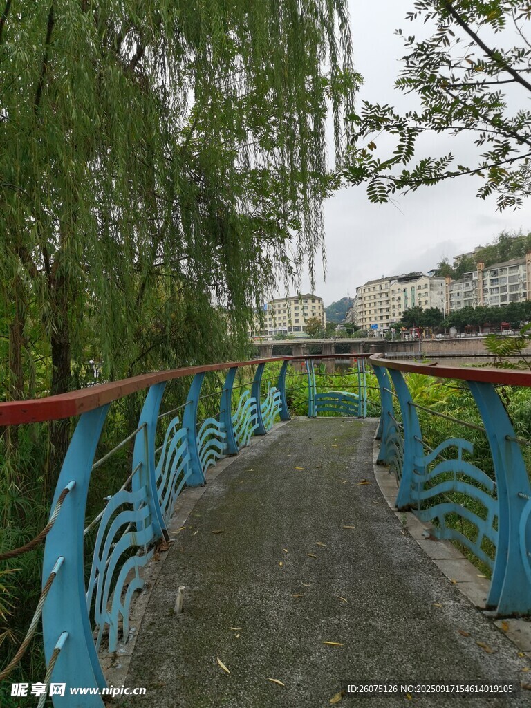 河畔藍欄桿小徑風景